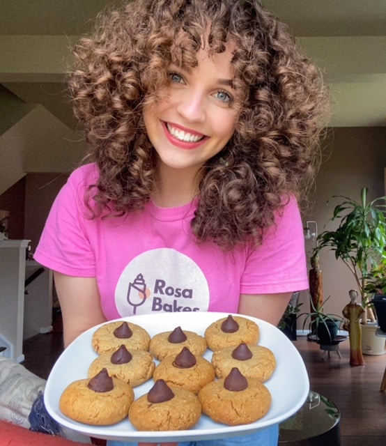 Rosa LePelch showing us her vegan peanut butter cookies