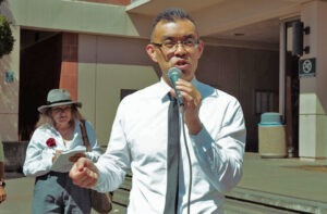 Wayne Hsiung speaking to SxE supporters after a hearing of the trial