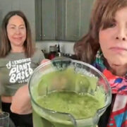 Sarah Segal and Jane Velez-Mitchell making a green smoothie