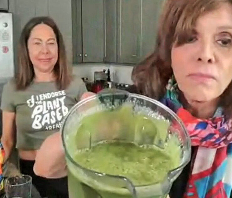 Sarah Segal and Jane Velez-Mitchell making a green smoothie